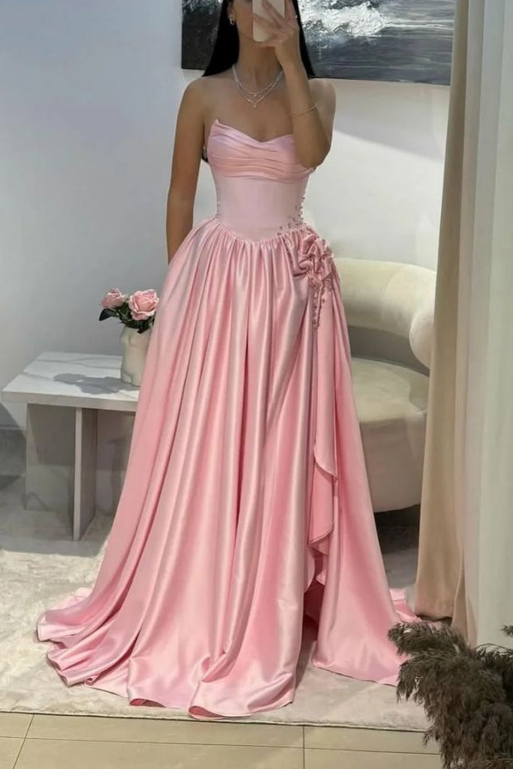 NiceVestidos – Robe longue de soirée en satin rose poudré, sans bretelles, ornée de fleurs en 3D et fendue sur le côté, idéale pour les bals et les soirées de gala (NV5887)