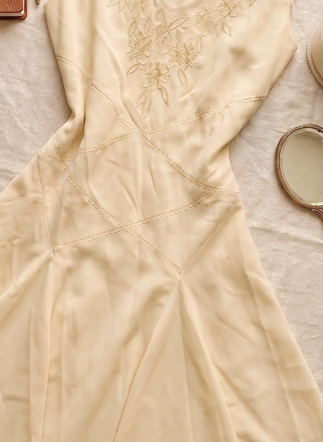 Cream Beige Sleeveless V Neck Short Homecoming Dress Floral Embroidery A-Line Vintage Cocktail Gown  NV6911