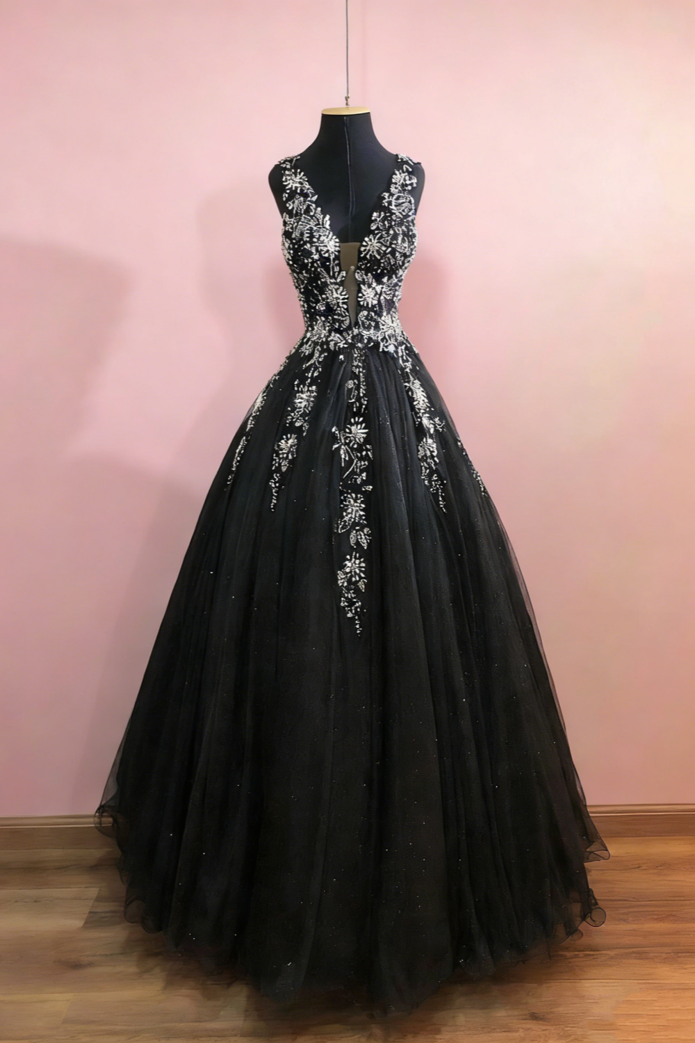 Schwarzes, perlenbesetztes Tüllkleid mit tiefem V-Ausschnitt und Spaghettiträgern – Glitzerndes Ballkleid für Abendveranstaltungen/Bälle/rote Teppiche (Maxikleid) NV6802