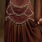 NiceVestidos – Luxuriöses, dunkelbraunes Satin-Chiffon-Kleid mit gespleißtem, quadratischem Ausschnitt, Perlenbesatz, ausgestellten Ärmeln und bodenlanger Länge, NV5755