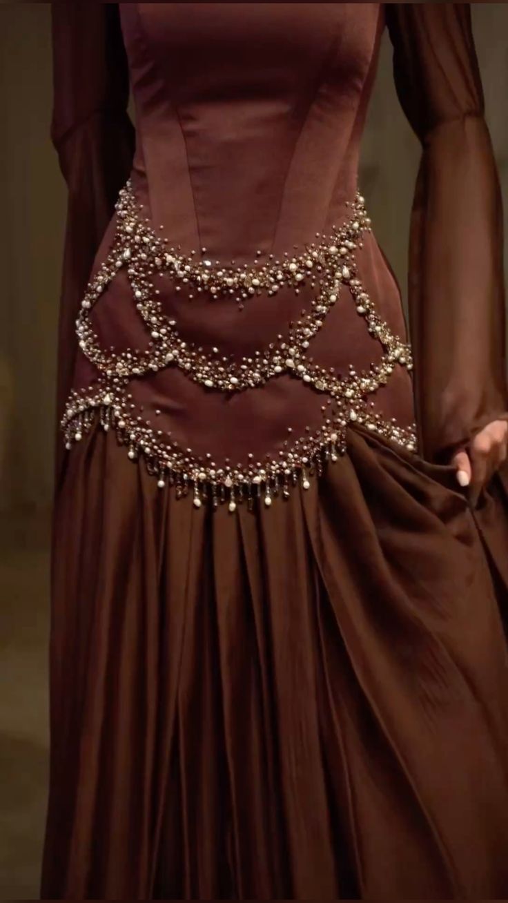 NiceVestidos – Luxuriöses, dunkelbraunes Satin-Chiffon-Kleid mit gespleißtem, quadratischem Ausschnitt, Perlenbesatz, ausgestellten Ärmeln und bodenlanger Länge, NV5755