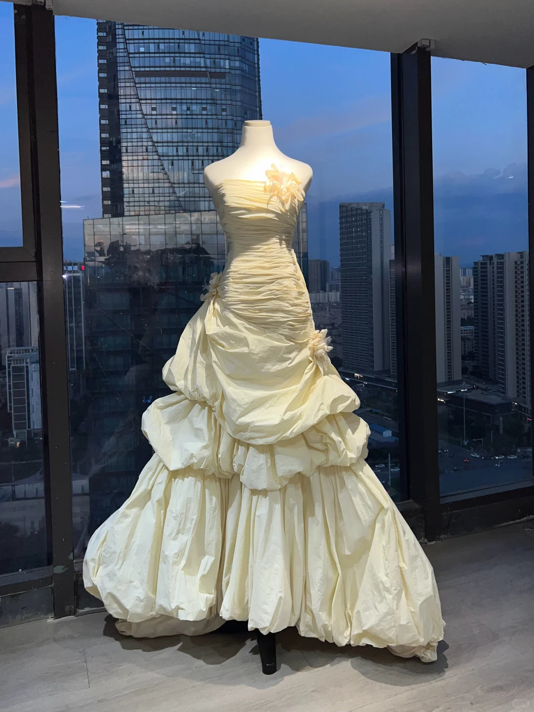 Pale Yellow Strapless Vintage Evening Gown Ruched Texture 3D Flowers Tiered Bubble Long Prom Dress  NV7012