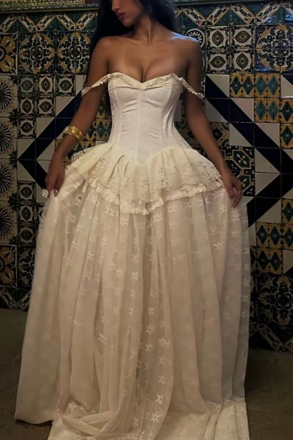 NiceVestidos - Robe de mariée vintage crème en dentelle, épaules dénudées et à volants, style cour NV5919