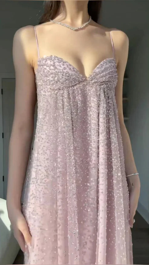 Wunderschönes, glänzendes, schulterfreies, langes Chiffon-Ballkleid mit Spaghettiträgern in Rosa, NV5213