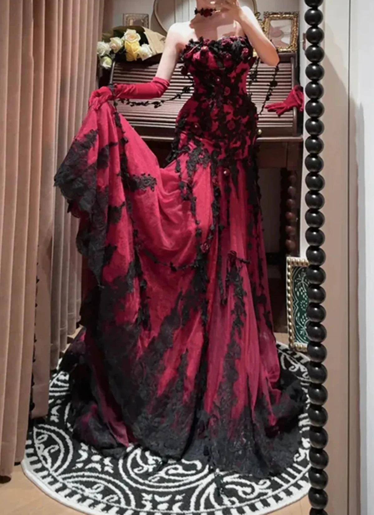 NiceVestidos – Ärmelloses, bodenlanges Gothic-Kleid mit 3D-Blumenmuster aus roter und schwarzer Spitze (NV6189)