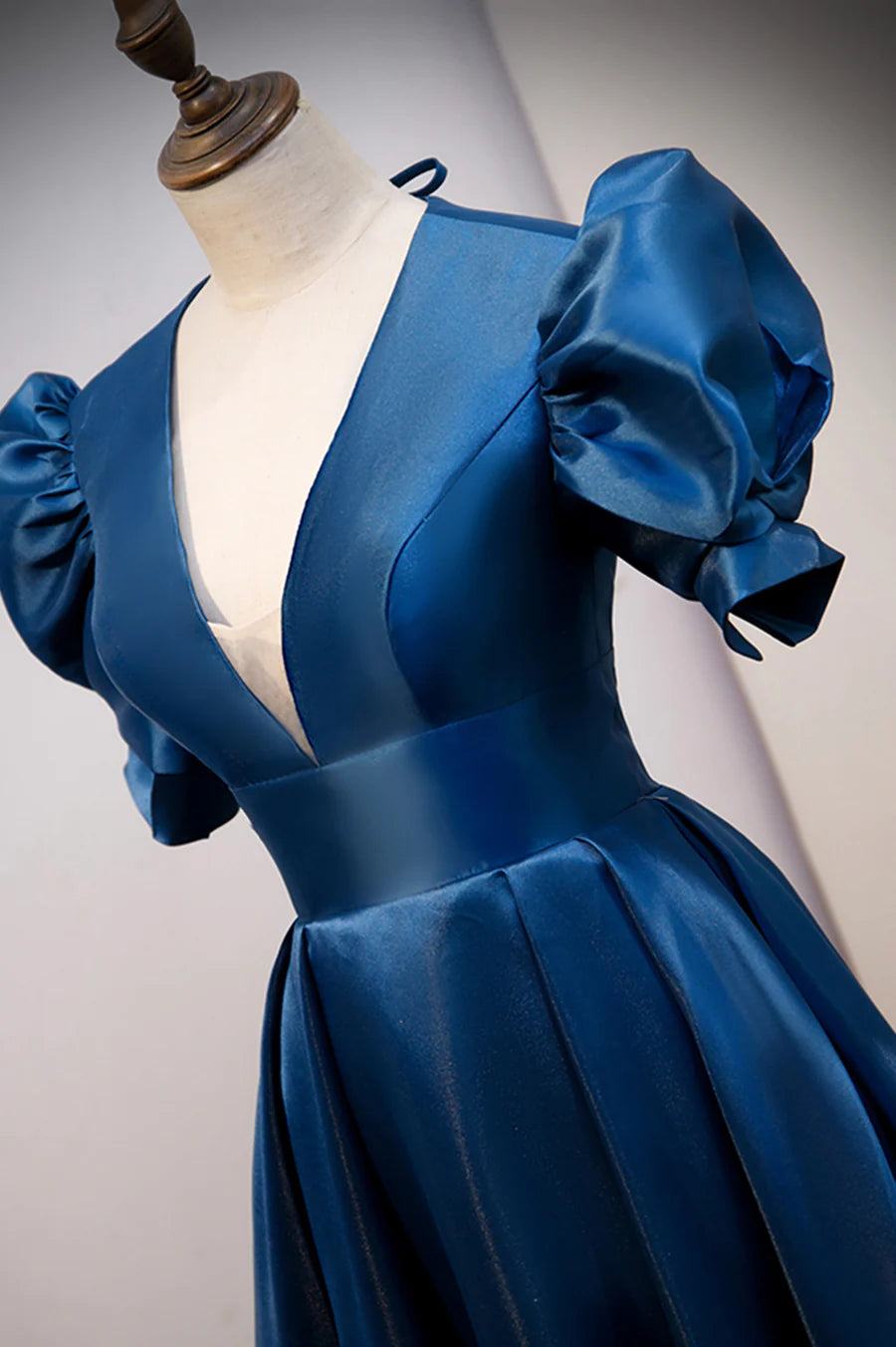 Robe de soirée longue en satin bleu à col en V, robe de soirée trapèze bleue nv1460