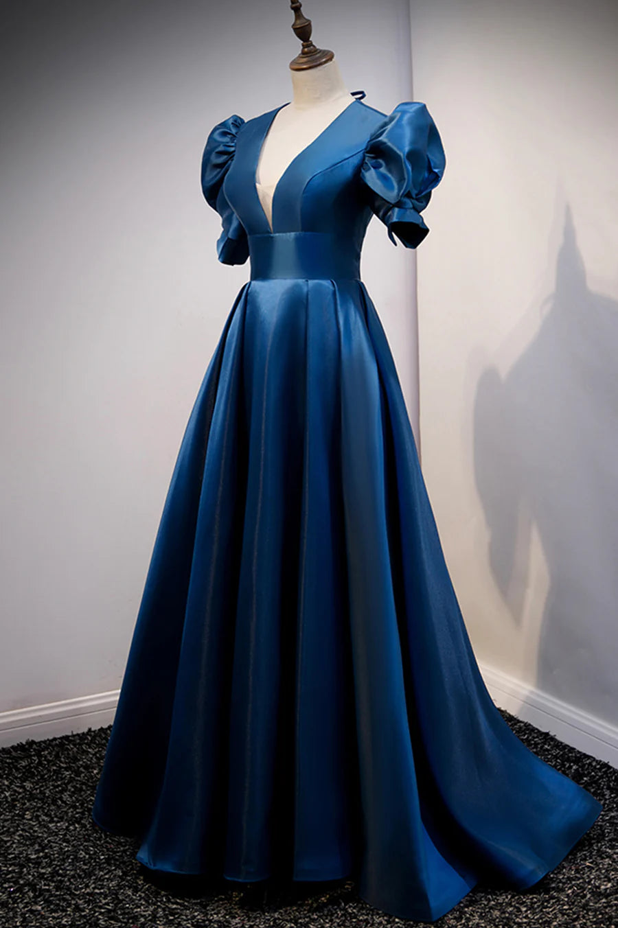 Robe de soirée longue en satin bleu à col en V, robe de soirée trapèze bleue nv1460