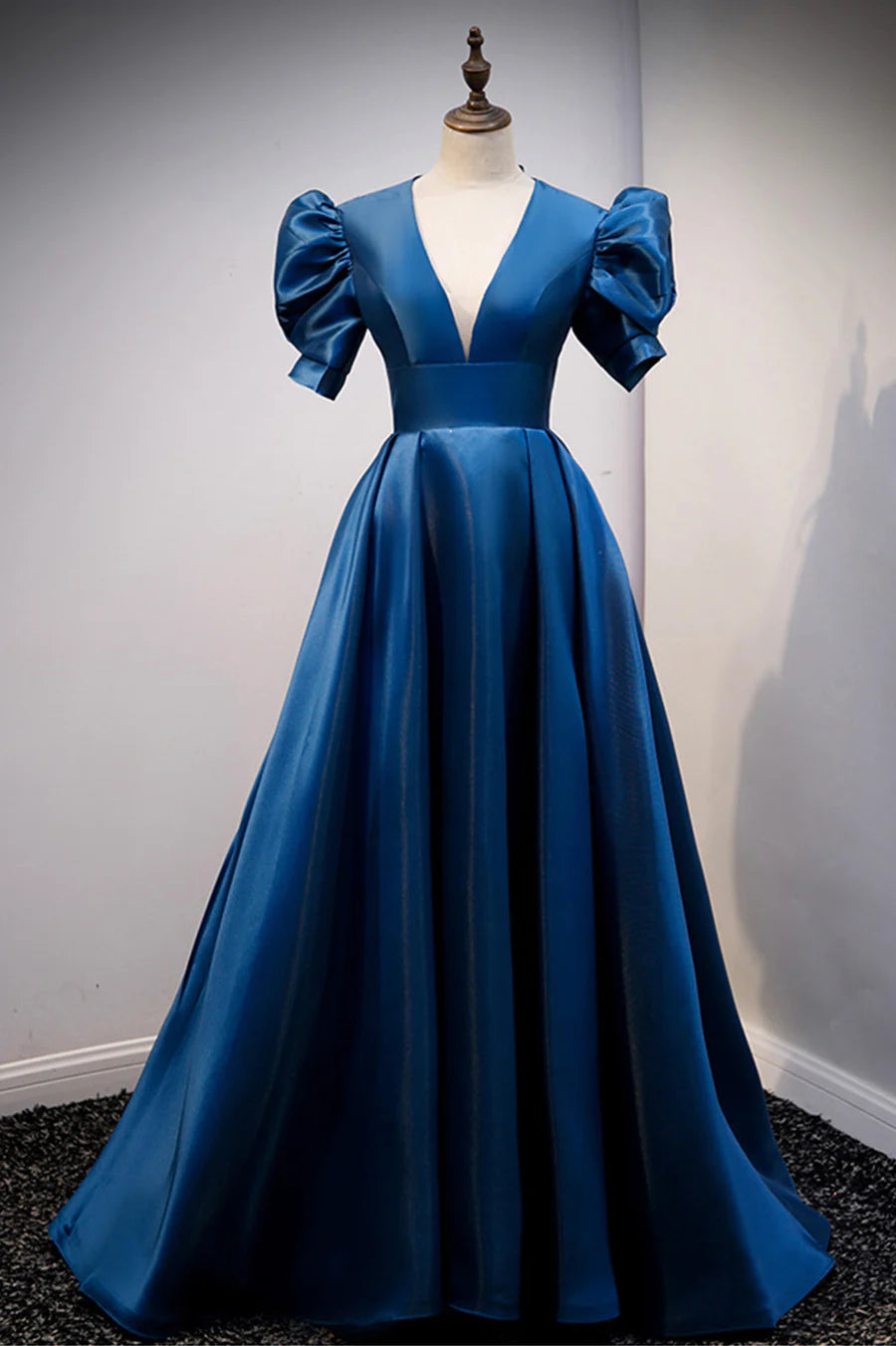 Robe de soirée longue en satin bleu à col en V, robe de soirée trapèze bleue nv1460