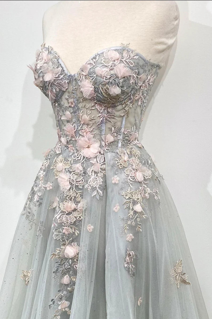 Graues trägerloses langes A-Linien-Ballkleid aus Spitze, Abschlusskleid nv1576