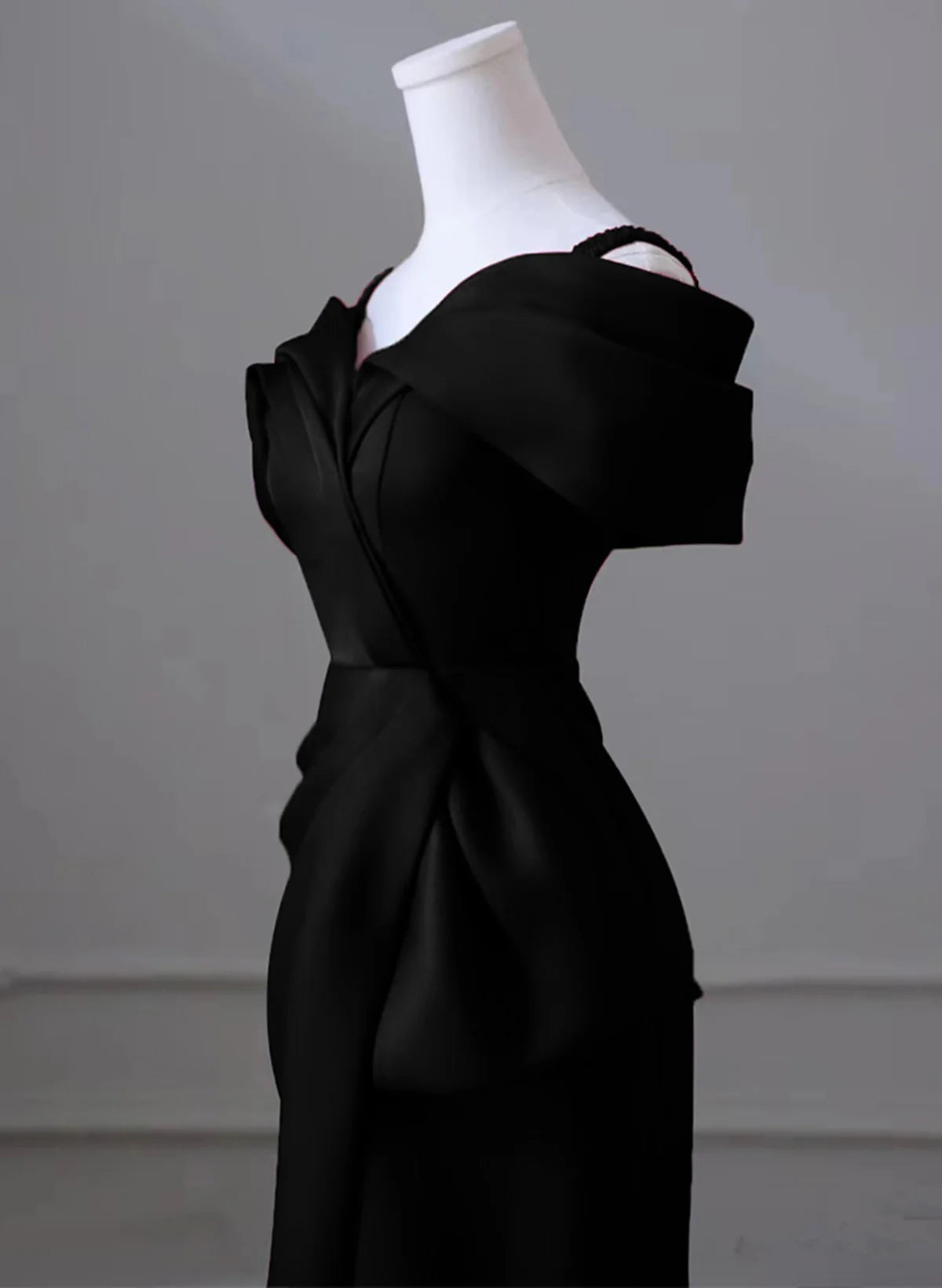 Robe de soirée sirène noire à épaules dénudées et décolleté en cœur, robe de soirée en satin noir nv1660