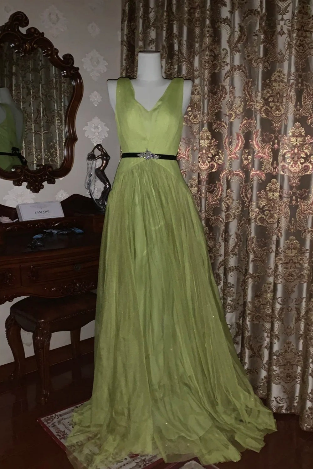Modernes, luxuriöses, avocadogrünes, rückenfreies, ärmelloses Abendkleid mit tiefem V-Ausschnitt und Schleppe – ein atemberaubendes Kleid für Dinner und Cocktailpartys NV6367