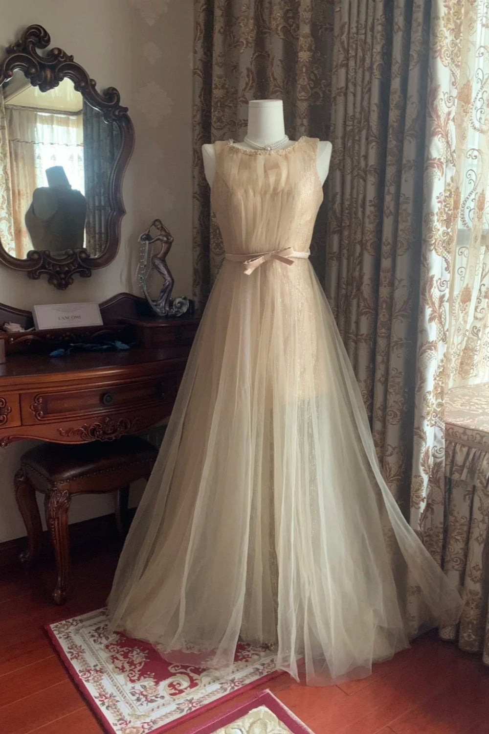 Robe de soirée rétro élégante en tulle champagne doré, sans manches, avec ceinture à nouer et traîne - Idéale pour un thé de l'après-midi ou des fiançailles NV6366