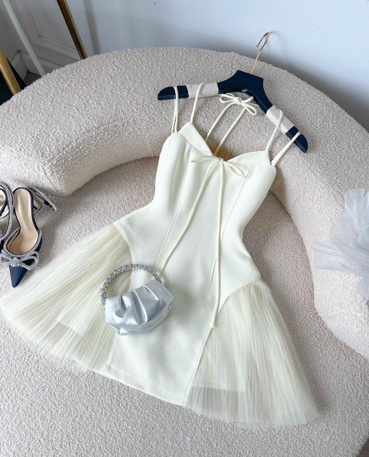 Robe de soirée courte en tulle jaune clair avec bretelles spaghetti et nœud nv3010