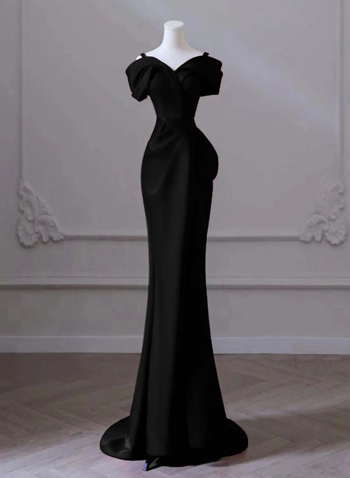 Robe de soirée sirène noire à épaules dénudées et décolleté en cœur, robe de soirée en satin noir nv1660