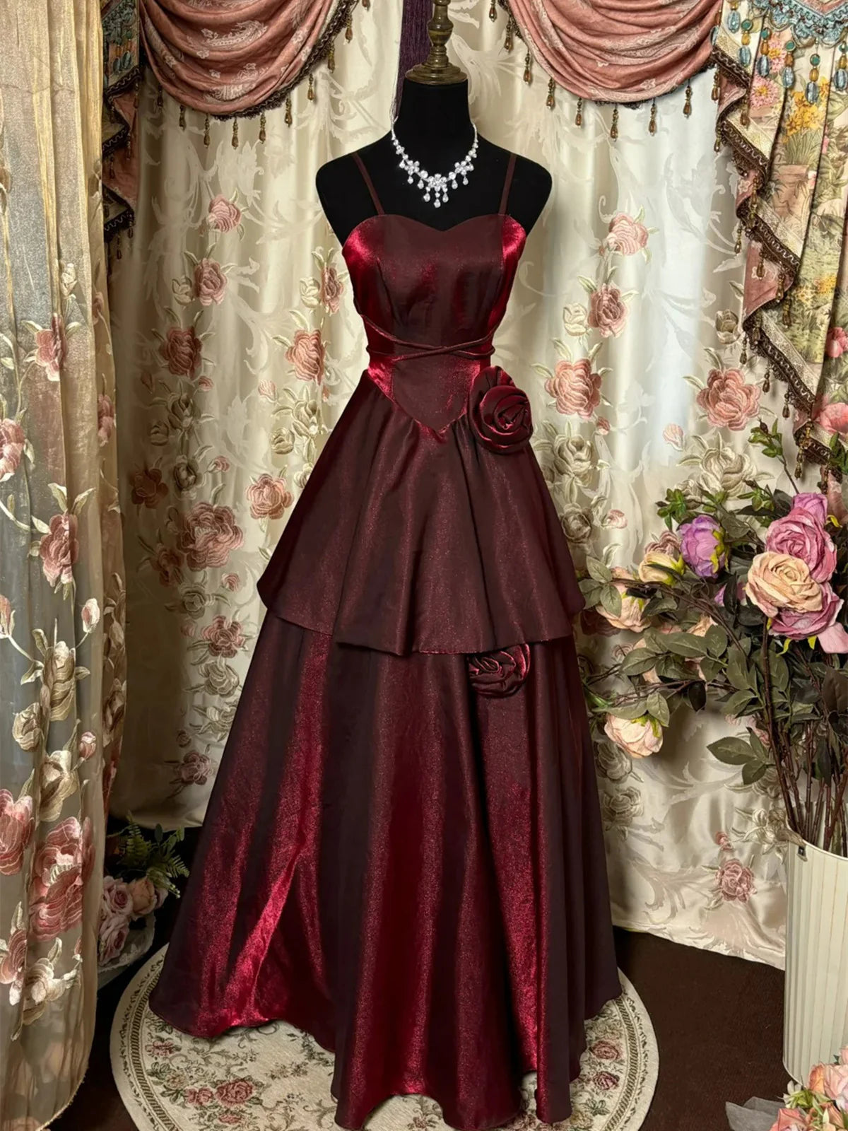 Burgunderrotes, glänzendes, modisches, elegantes, florales, langes, gestuftes Ballkleid aus Satin, nv3551