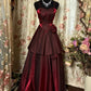Burgunderrotes, glänzendes, modisches, elegantes, florales, langes, gestuftes Ballkleid aus Satin, nv3551