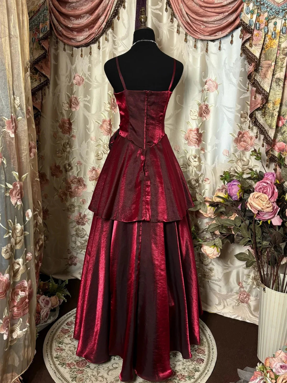 Burgunderrotes, glänzendes, modisches, elegantes, florales, langes, gestuftes Ballkleid aus Satin, nv3551