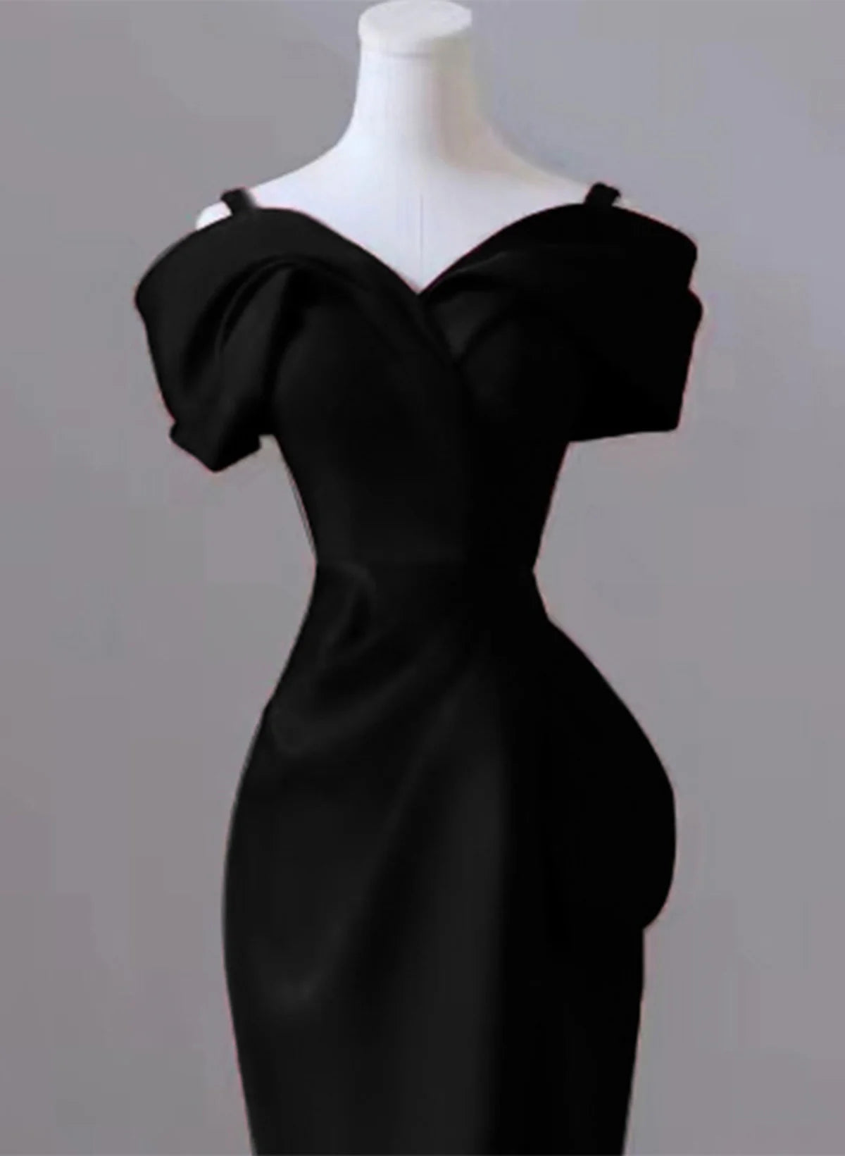 Robe de soirée sirène noire à épaules dénudées et décolleté en cœur, robe de soirée en satin noir nv1660