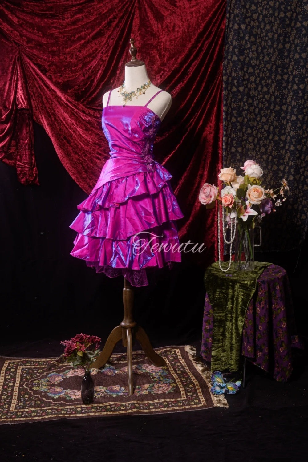 Robe courte en satin violet effet laser NV6663