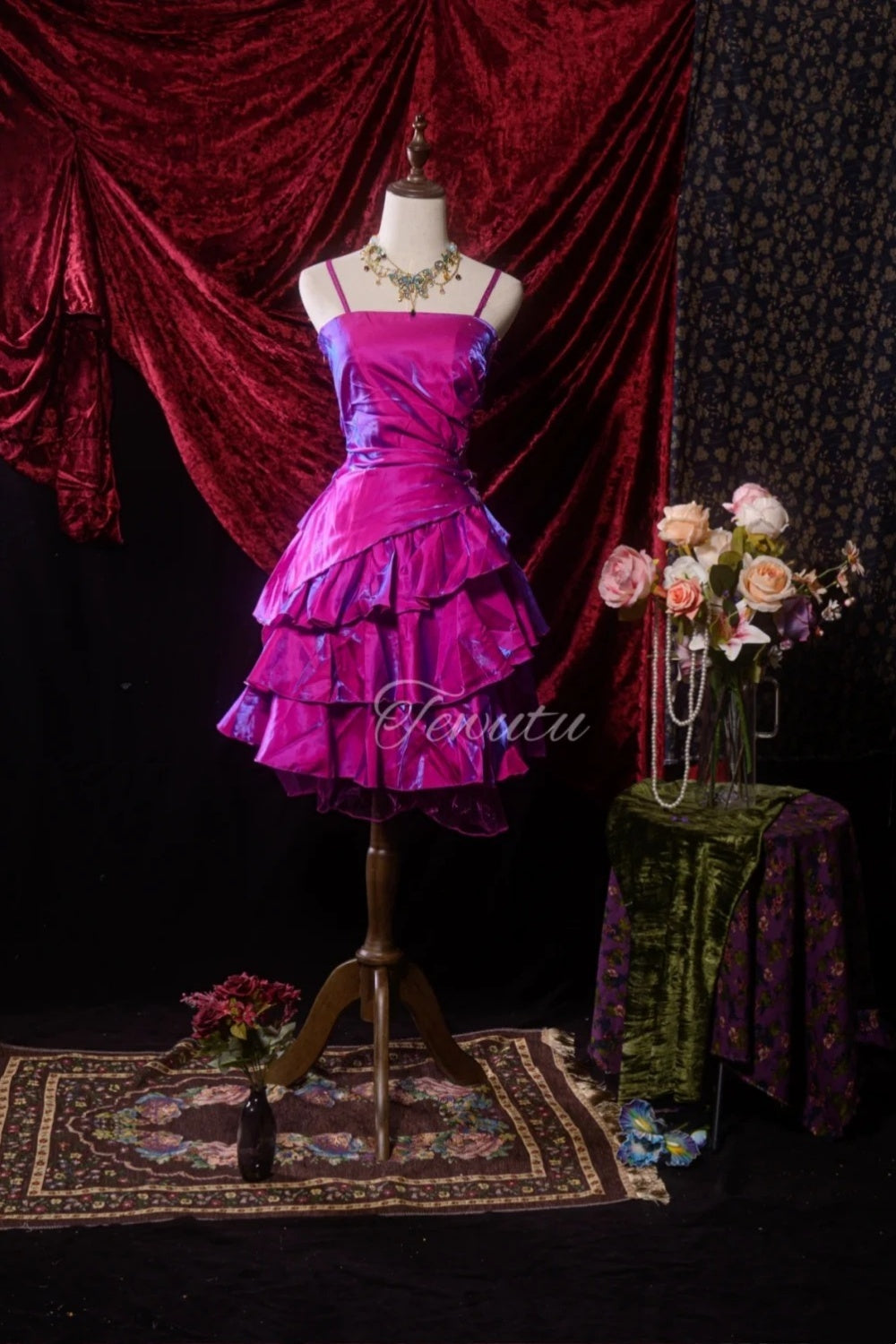Robe courte en satin violet effet laser NV6663
