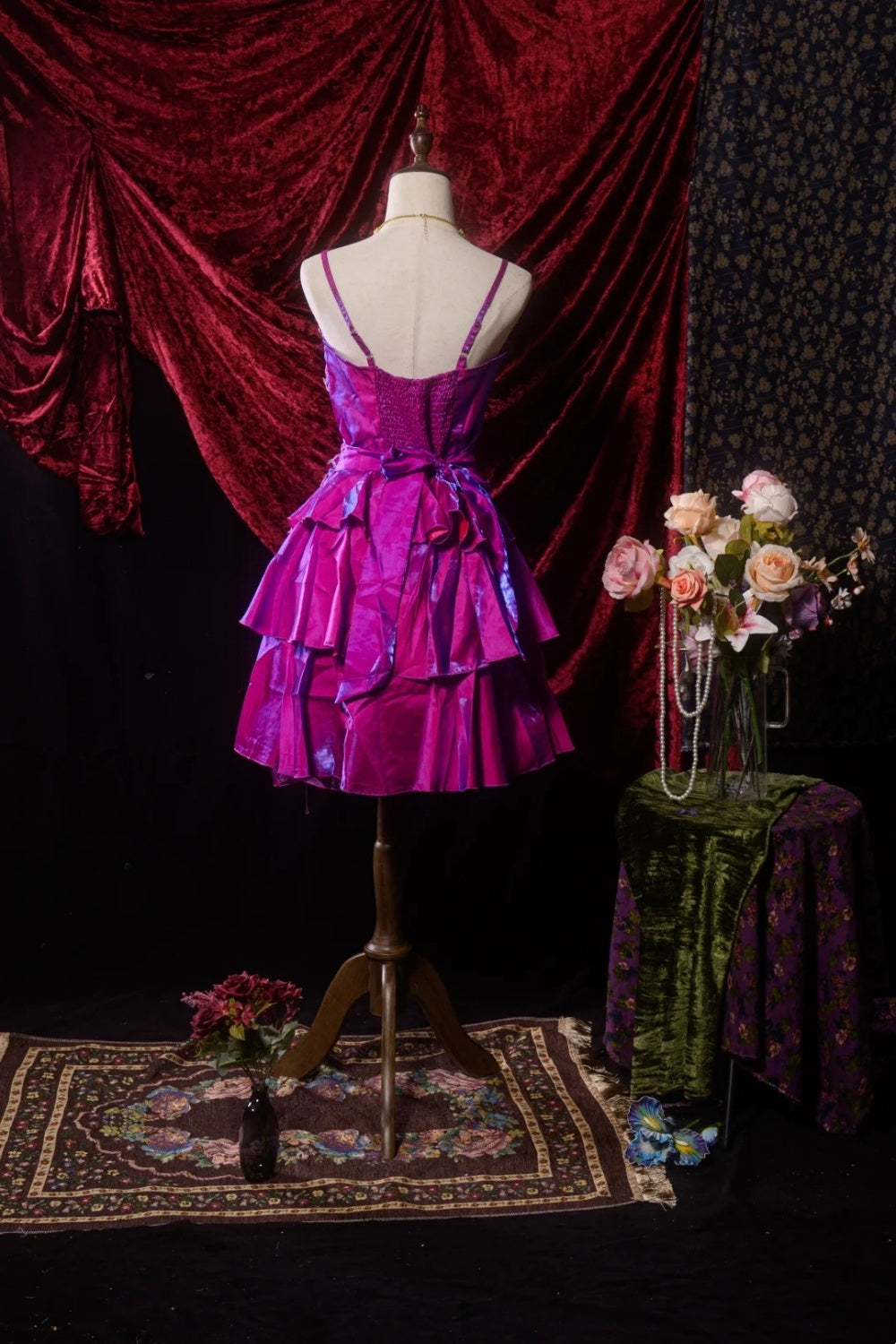 Robe courte en satin violet effet laser NV6663