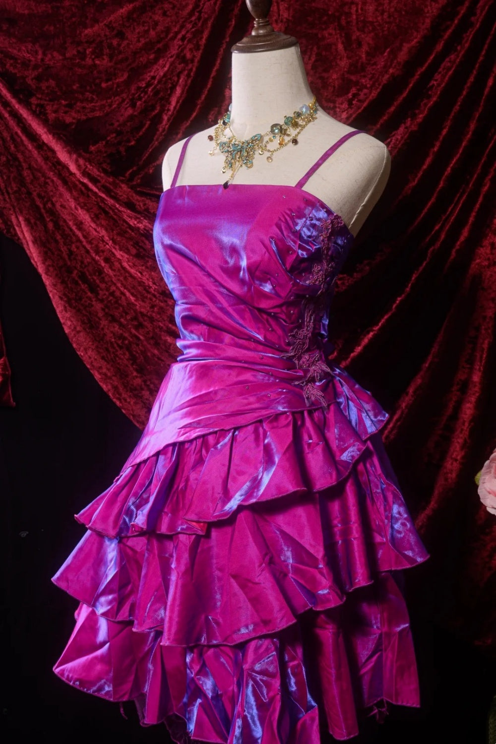 Robe courte en satin violet effet laser NV6663