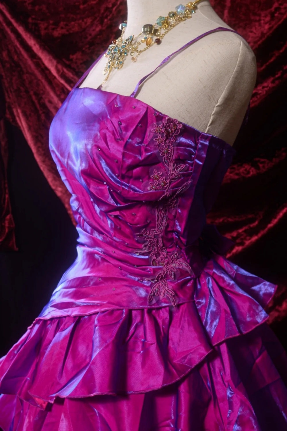 Robe courte en satin violet effet laser NV6663