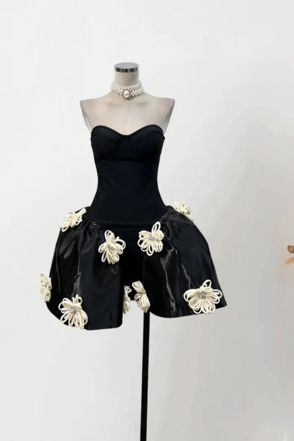 Robe de soirée courte en satin noir à motif floral exquis, tenue de fête d'anniversaire nv5265