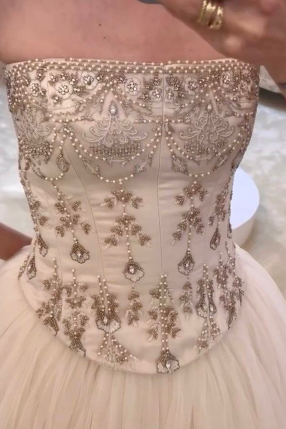 NiceVestidos – Weißes, zartes, perlenbesetztes, langes Ballkleid aus Tüll, NV5838