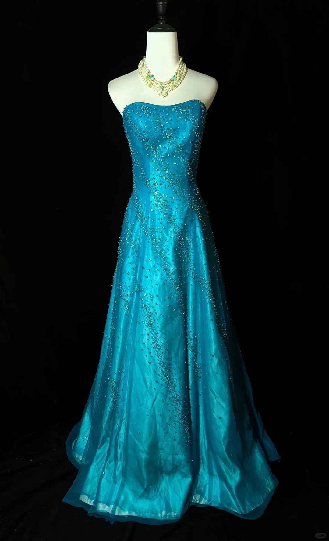 Elegantes, langes, blaues Ballkleid mit Perlenbesatz aus Tüll, NV4781