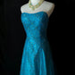 Elegantes, langes, blaues Ballkleid mit Perlenbesatz aus Tüll, NV4781