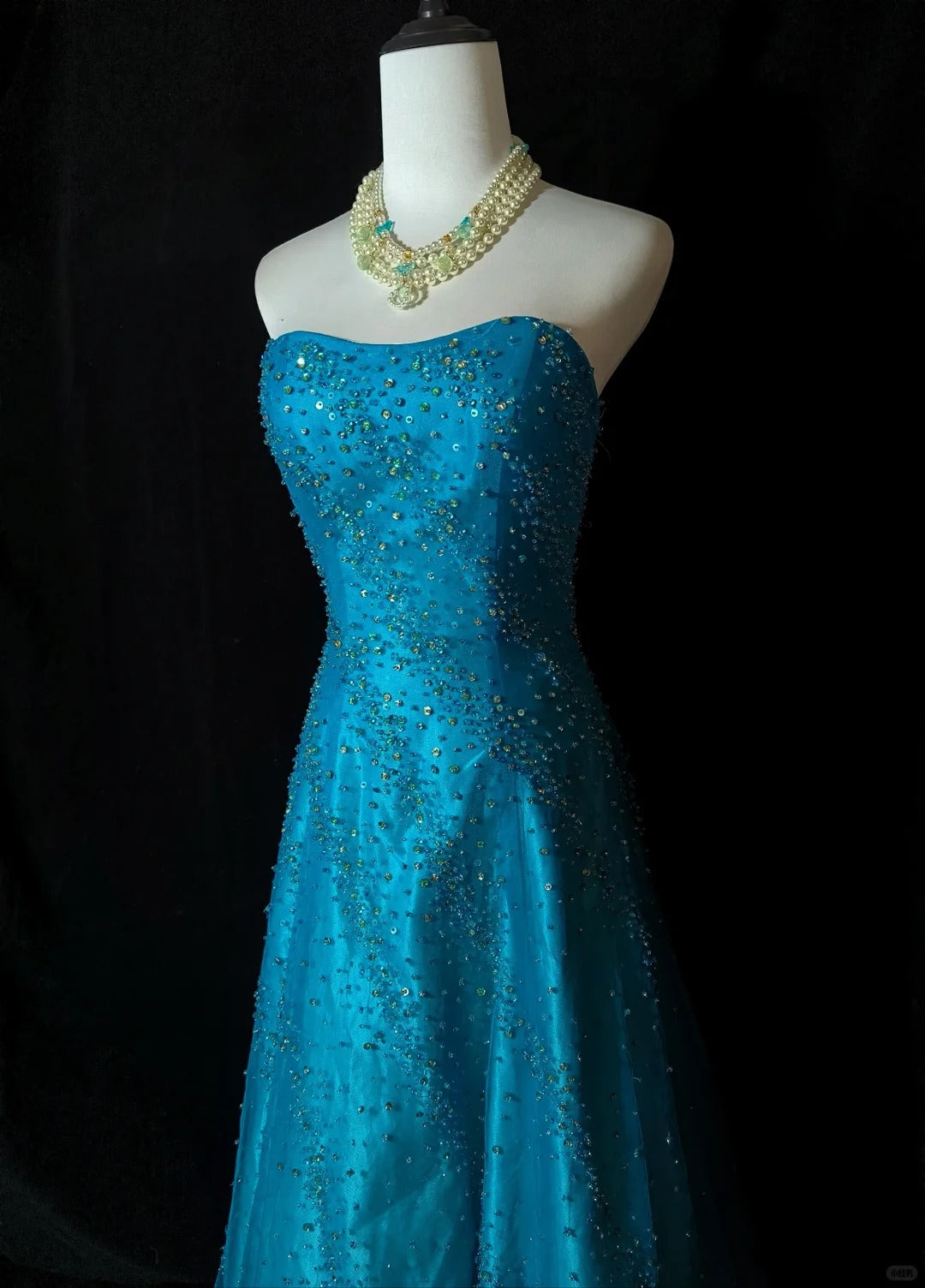 Elegantes, langes, blaues Ballkleid mit Perlenbesatz aus Tüll, NV4781