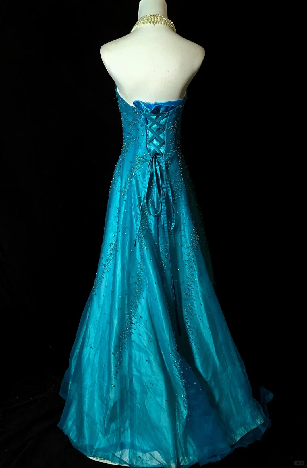 Elegantes, langes, blaues Ballkleid mit Perlenbesatz aus Tüll, NV4781
