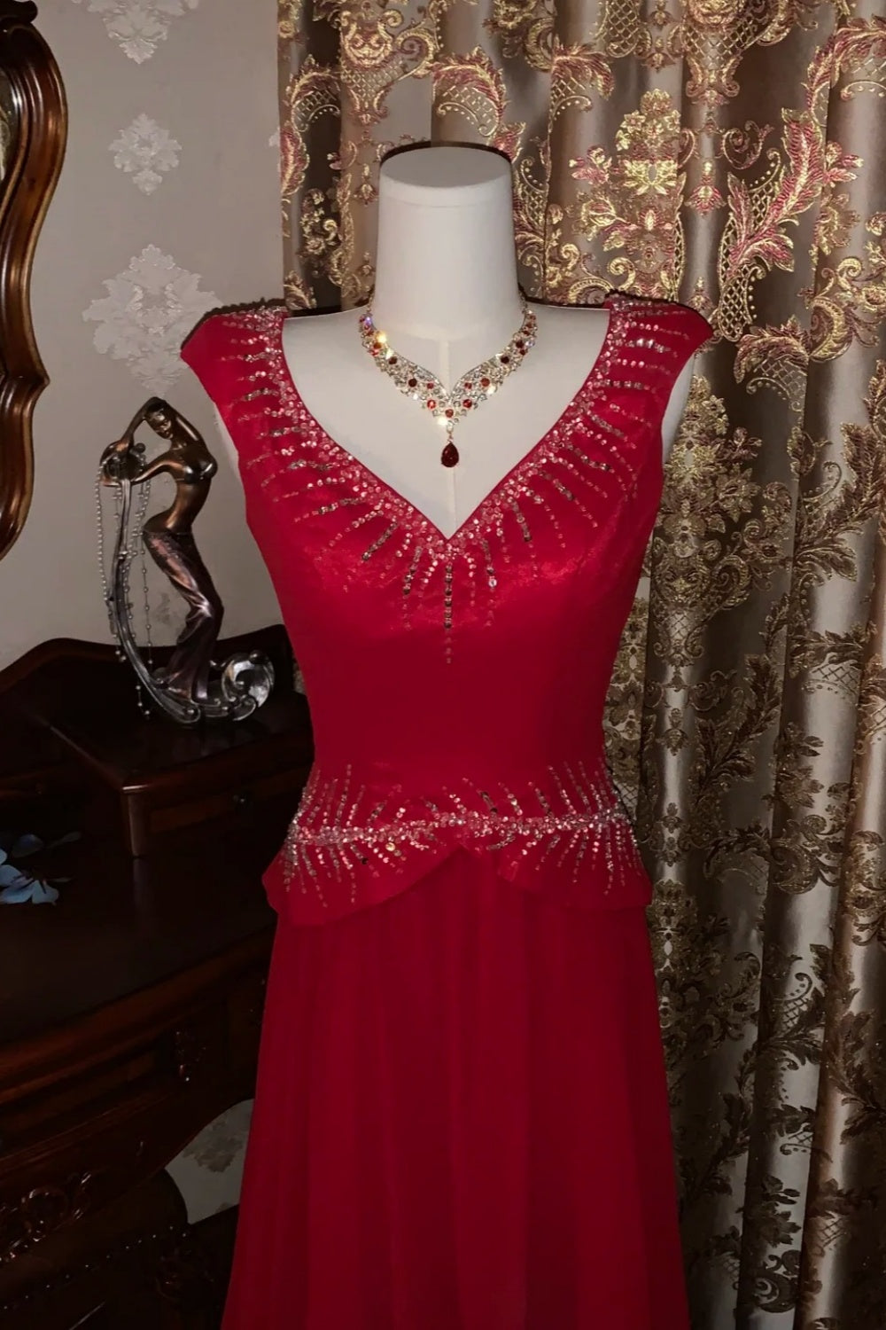 Robe de mariée rouge bordeaux luxueuse et élégante, ornée de perles, sans manches, col en V et traîne - Robe de mère de la mariée et robe de soirée NV6372