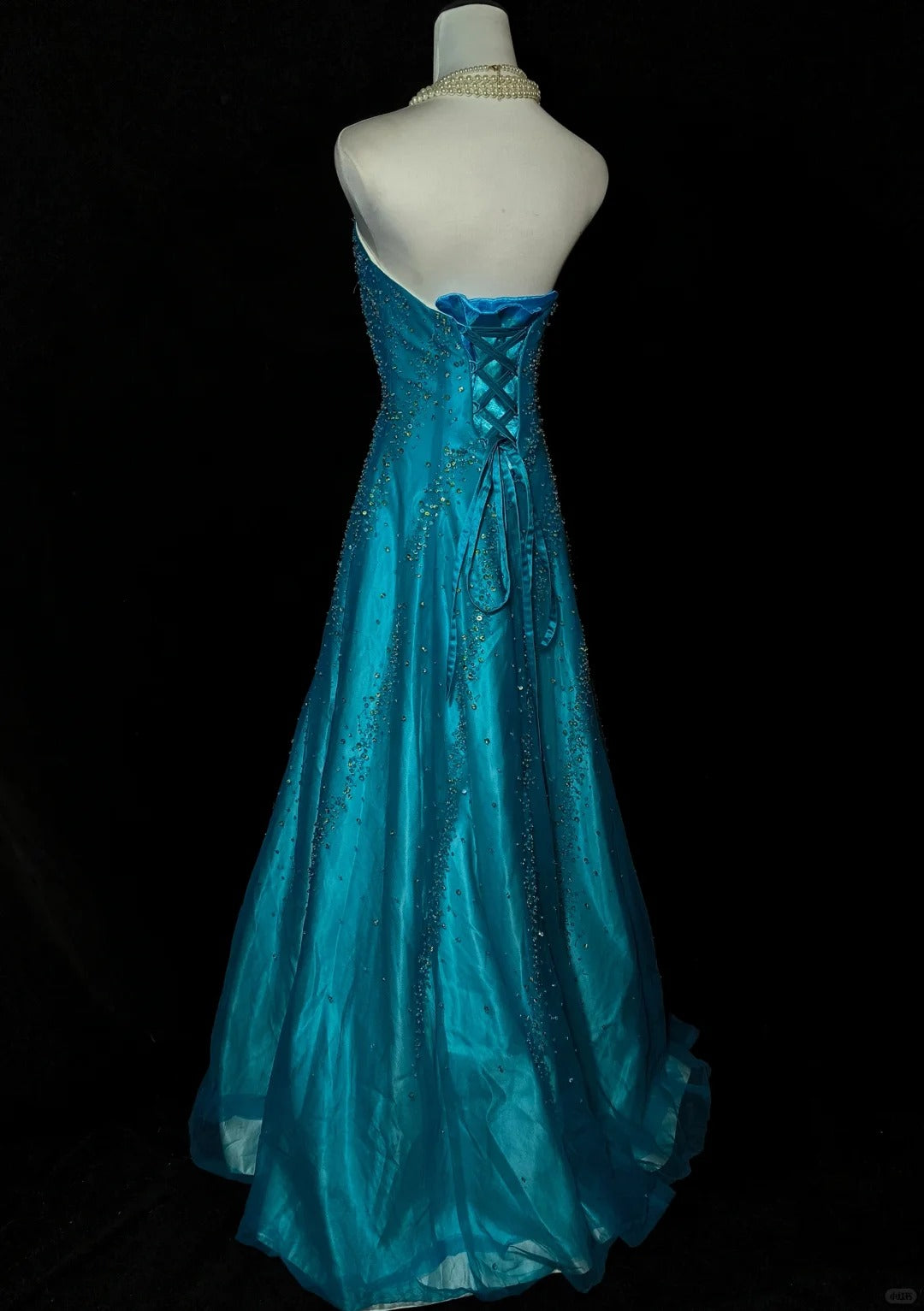 Elegantes, langes, blaues Ballkleid mit Perlenbesatz aus Tüll, NV4781