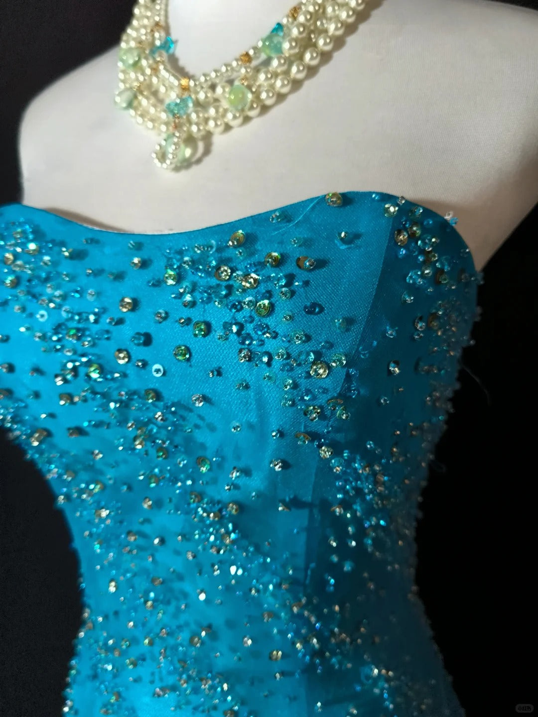 Elegantes, langes, blaues Ballkleid mit Perlenbesatz aus Tüll, NV4781
