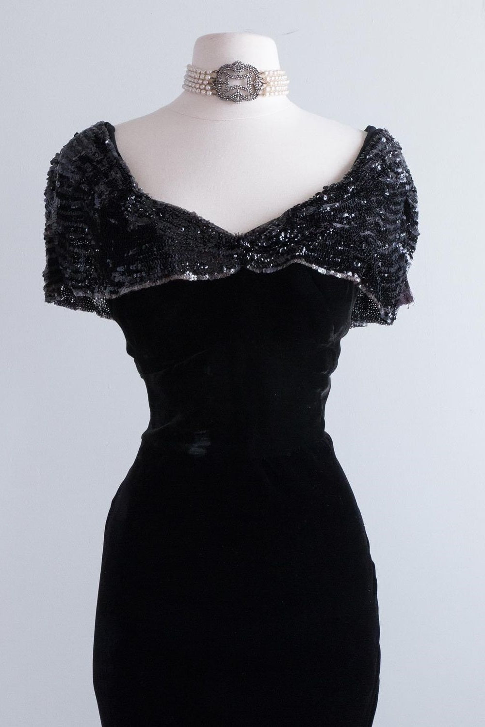 NiceVestidos--Dignified Mother Style Black Velvet Lace - Trimmed Short Sleeve Mid-Length Mother of Bride Dress NV5810