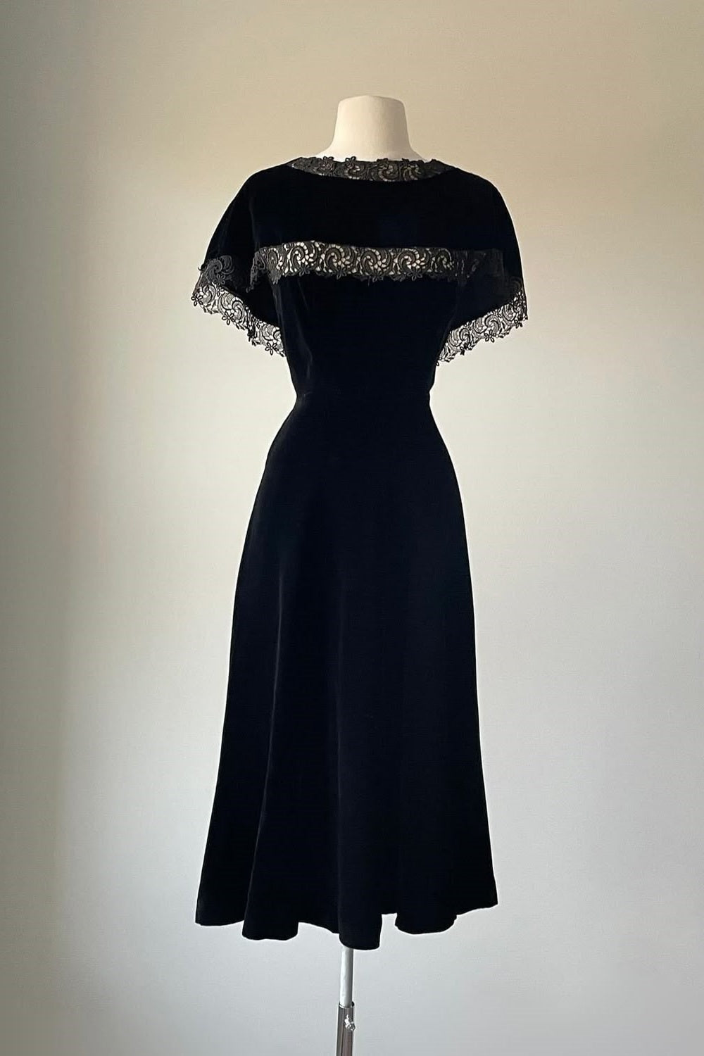 NiceVestidos--Dignified Mother Style Black Velvet Lace - Trimmed Short Sleeve Mid-Length Mother of Bride Dress NV5809