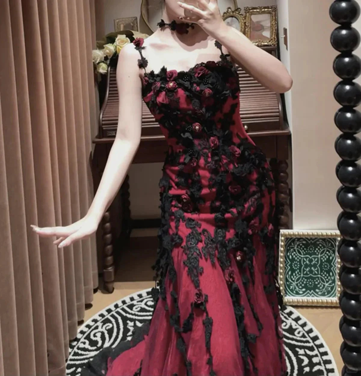NiceVestidos – Ärmelloses, bodenlanges Gothic-Kleid mit 3D-Blumenmuster aus roter und schwarzer Spitze (NV6189)