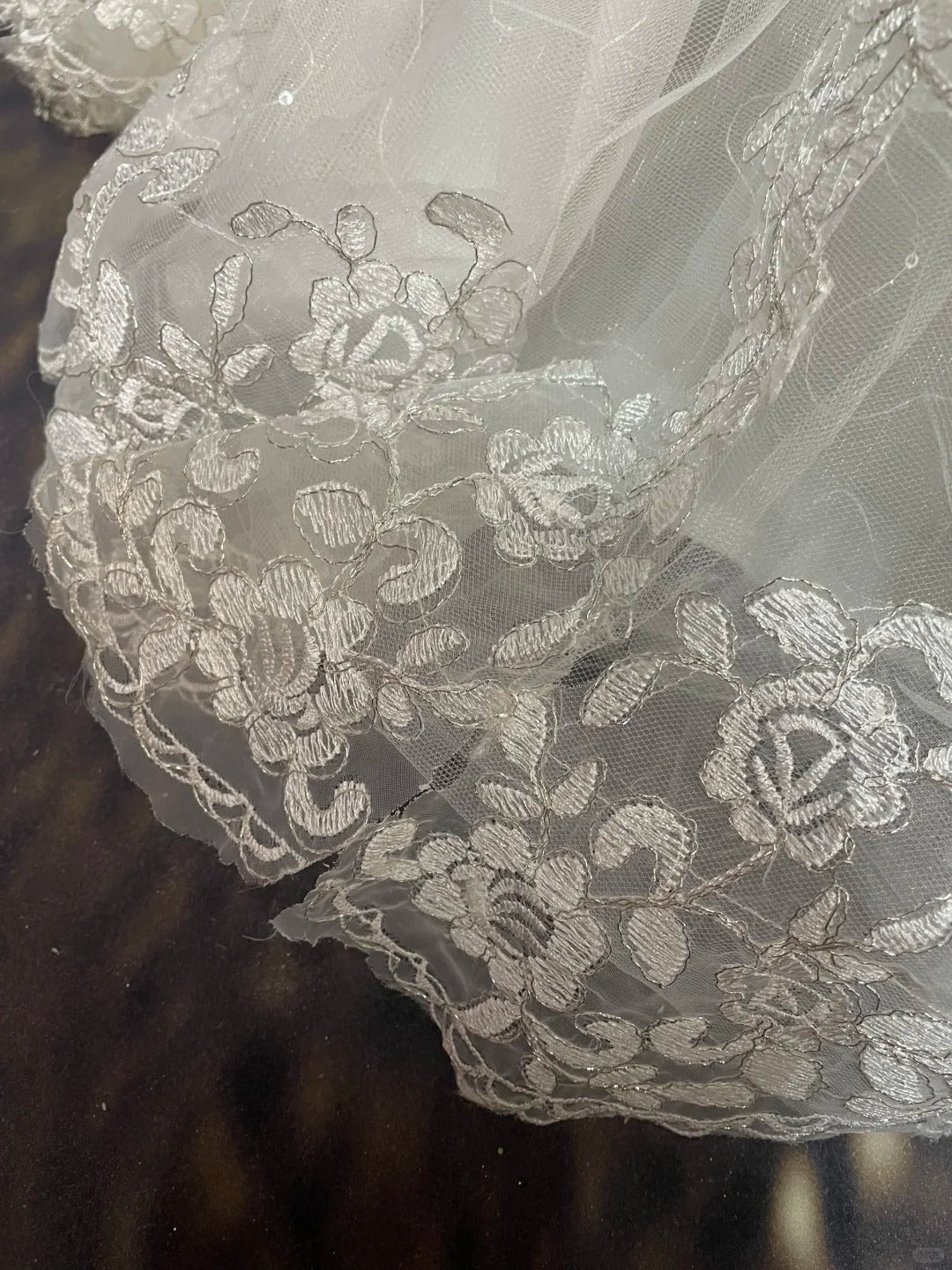 Elfenbeinweiß Wunderschöne Mode Elegante Blumen Exquisite Perlen Spitze Lange Satin Tüll Ballkleid Abendkleid Brautkleid nv4063