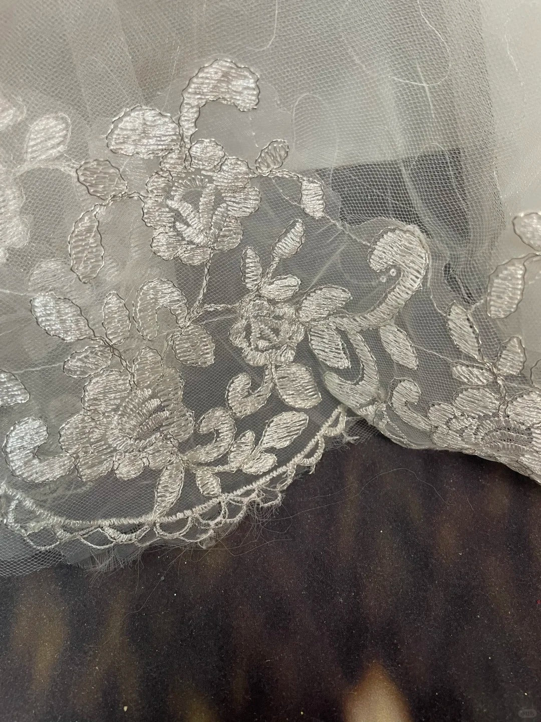 Elfenbeinweiß Wunderschöne Mode Elegante Blumen Exquisite Perlen Spitze Lange Satin Tüll Ballkleid Abendkleid Brautkleid nv4063