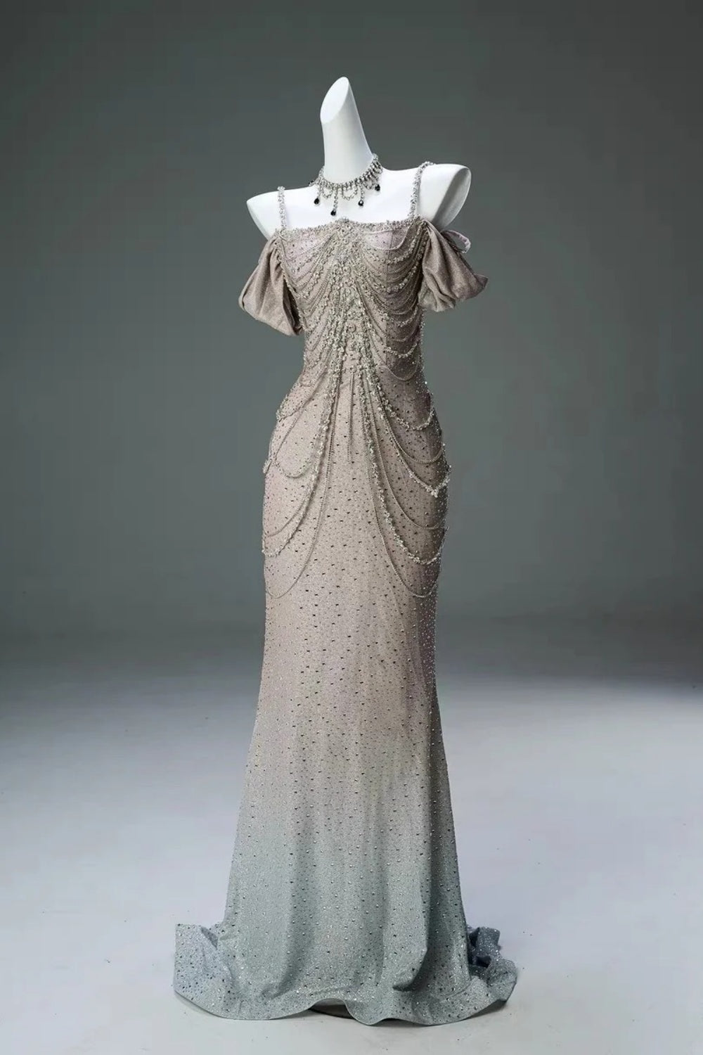 Wunderschönes, aufwendig besticktes, langes Abendkleid mit Farbverlauf, Modell NV6620