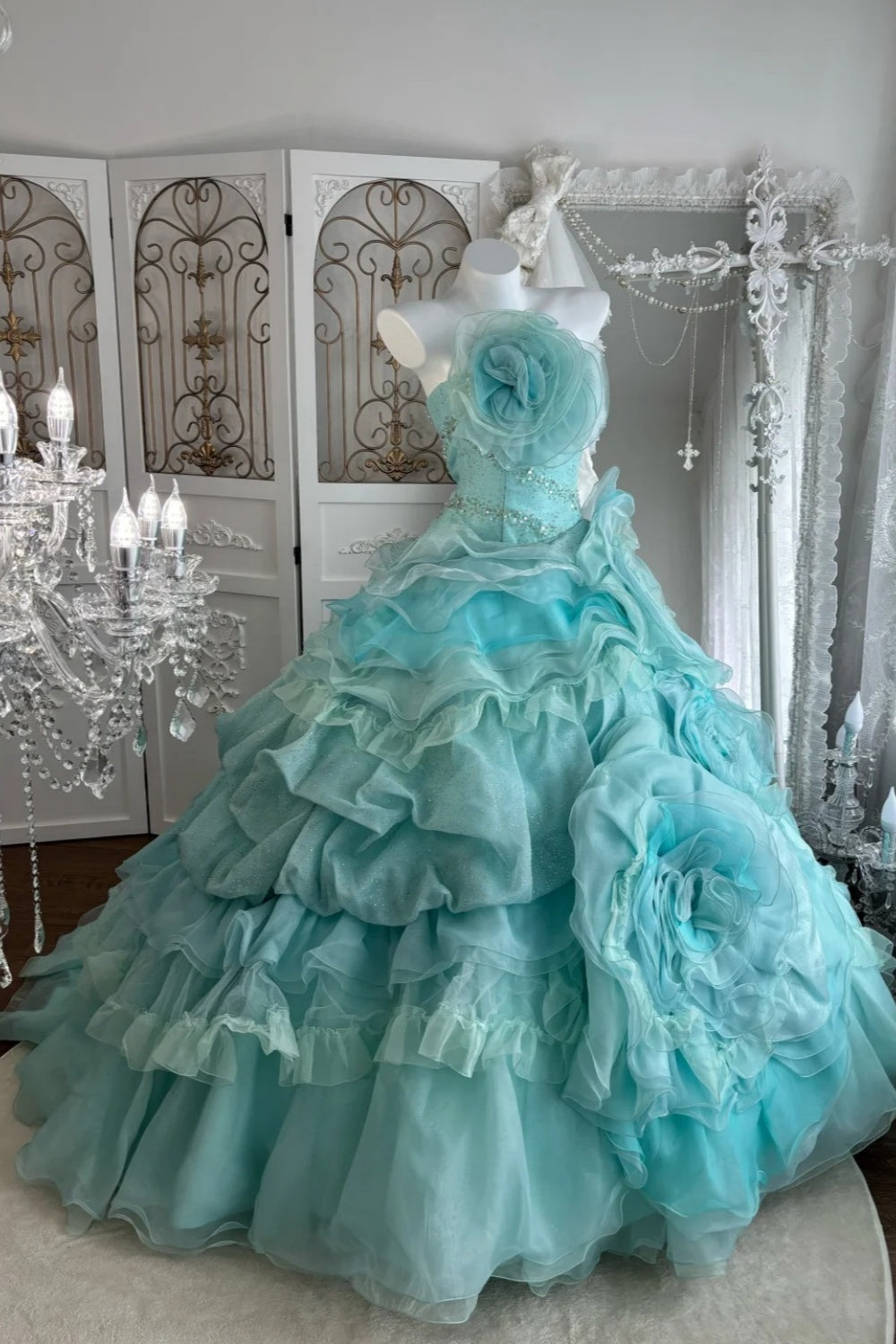 Mint Enchantment – ​​trägerloses, perlenbesetztes 3D-Blumenballkleid mit gestufter Rüschenschleppe NV6845