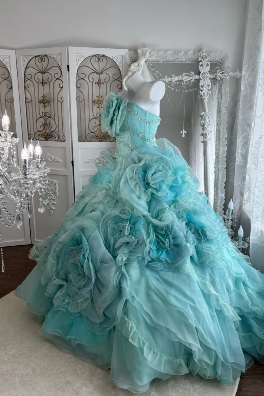 Mint Enchantment – ​​trägerloses, perlenbesetztes 3D-Blumenballkleid mit gestufter Rüschenschleppe NV6845