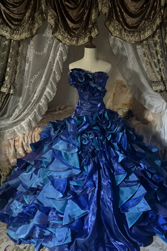Ein wunderschönes, schimmerndes, langes Tüllballkleid in Blau (NV6660)