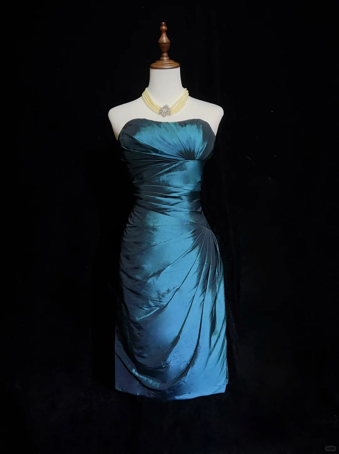 Robe de soirée courte en satin bleu paon nv4389