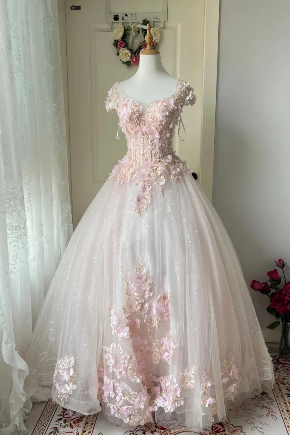 NiceVestidos – Sweet Bride Style: Zartrosa, mit Spitze und Blumenmuster verziertes, kurze Ärmel, bodenlanges Brautkleid NV5813