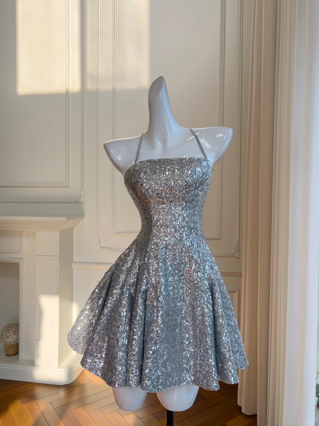 Robe de soirée courte à bretelles spaghetti et sequins argentés nv4218