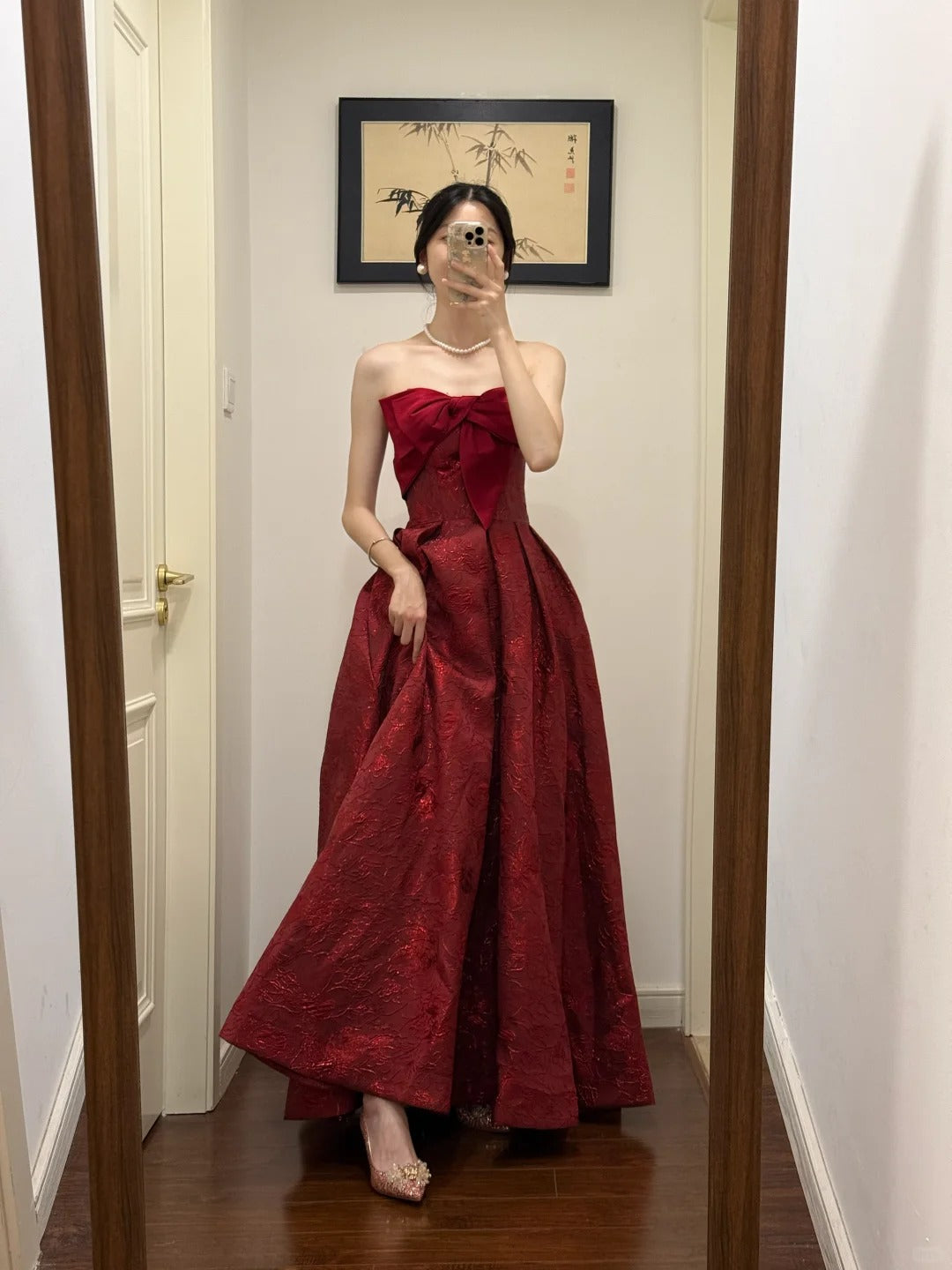 NiceVestidos - Langes Ballkleid aus Satin mit rotem Blumenmuster, nv5532