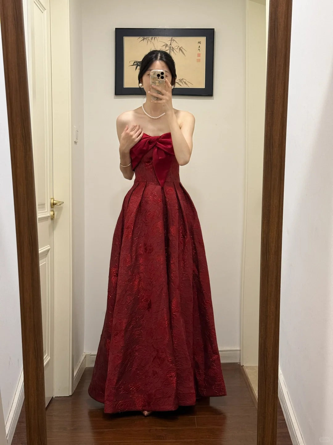 NiceVestidos - Langes Ballkleid aus Satin mit rotem Blumenmuster, nv5532